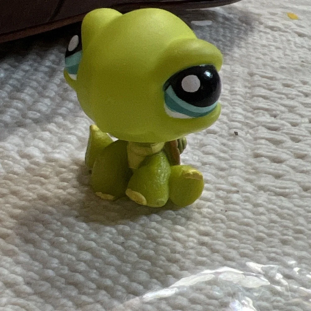 Littlest Pet Shop # 031 Sitting Turtle Green Aqua Eyes LPS Hasbro 2006‎